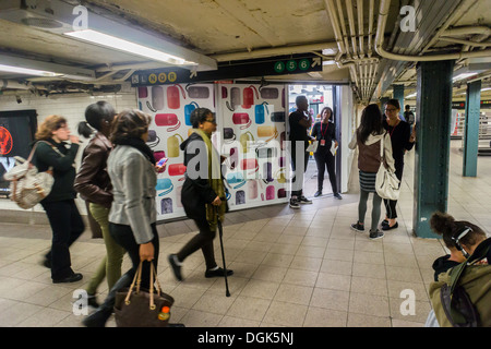 Un Uniqlo pop-up store è visto in Union Square station nella metropolitana di New York Foto Stock