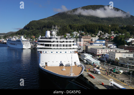 Crociera ormeggiato a Skagway in Alaska. Foto Stock