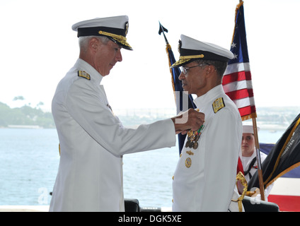 Adm. Samuel J. Locklear III, comandante della U.S. Pacifico Comando, perni il Distinguished Service Medal su Adm. Cecil D. Haney, comandante della U.S. Flotta del Pacifico, prima di essere scaricata da ADM. Harry B. Harris Jr. durante un cambio del comando cerimonia sulla pera Foto Stock