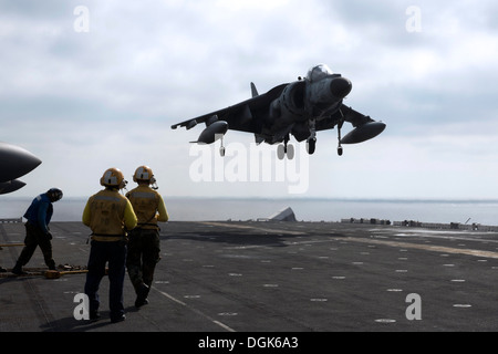 Un AV-8B Harrier dalla Marina Militare (Marina Militare Italiana) atterra sul ponte di volo dell'assalto anfibio nave USS Kearsarge (LHD 3). Kearsarge è distribuito come parte dell'anfibio Kearsarge pronto Gruppo di supporto le operazioni di sicurezza marittima e l'attrezzoin Foto Stock