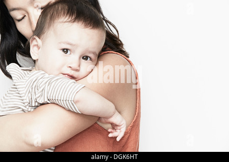 Madre abbracciando baby boy Foto Stock