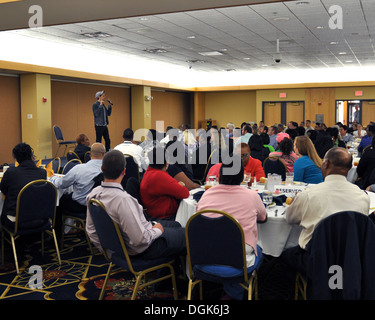 Il comico Daniel Tirado esegue la sua routine per il pubblico al Washington Navy Yard (WNY). Naval Dictrict Washington's Mora Foto Stock