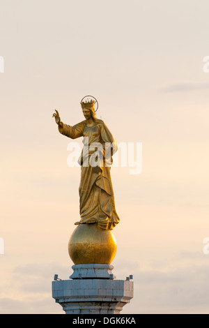 Il porto di Messina / Port Alba ingresso, stretto di Messina, Sicilia, Italia, Europa. La statua della Madonna della Lettera sulla Torre Campana. Foto Stock