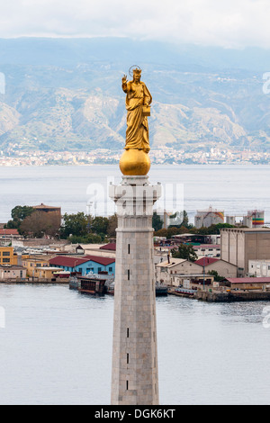 Il porto di Messina / Port Alba ingresso, stretto di Messina, Sicilia, Italia, Europa. La statua della Madonna della Lettera sulla Torre Campana. Foto Stock