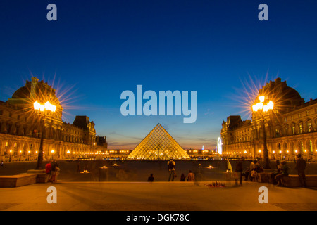 La piramide del Louvre Museum al crepuscolo in Parigi Francia Foto Stock