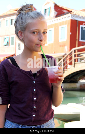 Felice ragazza con red granite bere, close up Foto Stock