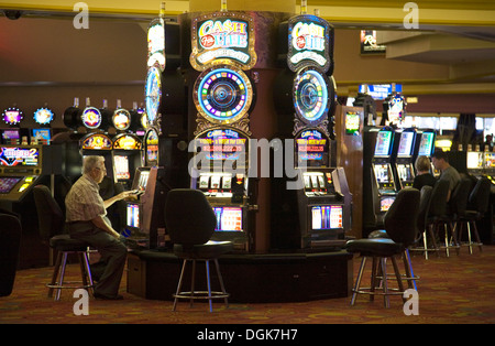 Un uomo gioca con le slot allo Stratosphere Hotel e Casinò di Las Vegas. Foto Stock