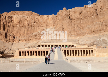 Una vista del Tempio di Hatshepsut nella Valle dei Re. Foto Stock