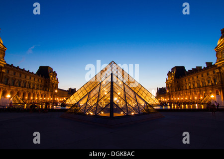 La piramide del Louvre Museum al crepuscolo in Parigi Francia Foto Stock