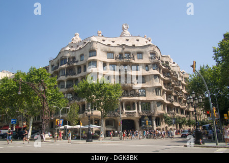 Antoni Gaudì " Casa Mila' meglio noto come 'La Pedrera' costruito con una facciata di pietra calcarea, Barcellona, in Catalogna, Spagna. Foto Stock