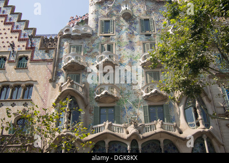 Antoni Gaudì " Casa Batllo', costruito con una facciata di pietra arenaria di Montjuic, Barcellona, in Catalogna, Spagna. Foto Stock