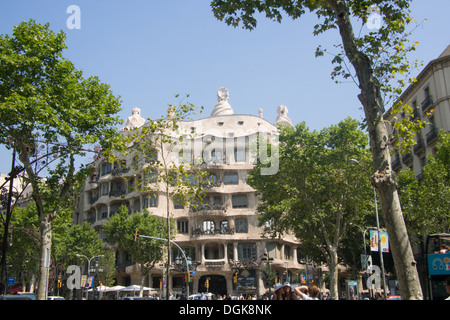 Antoni Gaudì " Casa Mila' meglio noto come 'La Pedrera' costruito con una facciata di pietra calcarea, Barcellona, in Catalogna, Spagna. Foto Stock