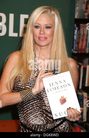 New York, New York, Stati Uniti d'America. 22 ottobre, 2013. Ex film per adulti star jenna jameson promuove il suo nuovo libro " zucchero " per Barnes and Noble Fifth Avenue Store. Credito: Nancy Kaszerman/ZUMAPRESS.com/Alamy Live News Foto Stock