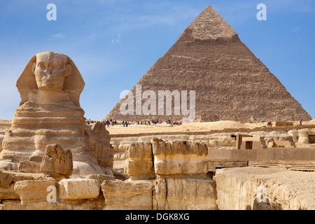 La Grande Sfinge e il Khafre Piramide di Giza. Foto Stock