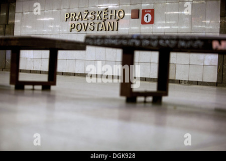 La stazione della metropolitana Pražského povstání Praga Repubblica Ceca, Europa Foto Stock