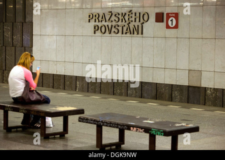 La stazione della metropolitana Pražského povstání donna Praga Repubblica Ceca, Europa Foto Stock