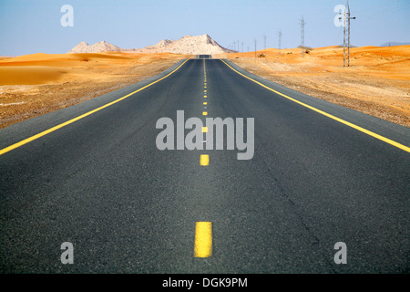 Una apparentemente infinita strada nel deserto di Dubai. Foto Stock