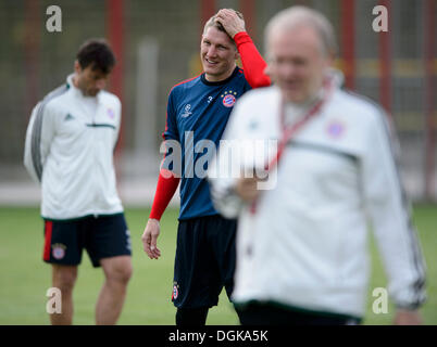 Muenchen, Germania. 22 ottobre, 2013. Il Bayern player Bastian SCHWEINSTEIGER è visto durante un allenamento in Muenchen, Germania, martedì, 22 ottobre 2013, prima del FC Bayern Muenchen vs FC Viktoria Plzen Champions League Soccer Match. (CTK foto/Michal Kamaryt) Credito: CTK/Alamy Live News Foto Stock