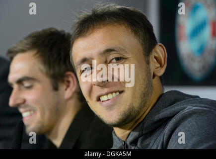 Muenchen, Germania. 22 ottobre, 2013. Il Bayern giocatori Philipp Lahm (sinistra) Rafihna e partecipare a una conferenza stampa in Muenchen, Germania, martedì, 22 ottobre 2013, prima del FC Bayern Muenchen vs FC Viktoria Plzen Champions League Soccer Match. (CTK foto/Michal Kamaryt) Credito: CTK/Alamy Live News Foto Stock