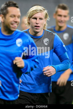 Muenchen, Germania. 22 ottobre, 2013. Viktoria Plzen player Frantisek Rajtoral (centro) e il capitano Pavel Horvath (sinistra) sono visibili durante una sessione di formazione alla Allianz Arena in Muenchen, Germania, martedì, 22 ottobre 2013, prima di domani l'FC Bayern Muenchen vs FC Viktoria Plzen Champions League Soccer Match. (CTK foto/Michal Kamaryt) Credito: CTK/Alamy Live News Foto Stock