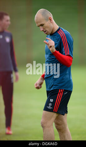 Muenchen, Germania. 22 ottobre, 2013. Il Bayern player Arjen Robben è visto durante un allenamento in Muenchen, Germania, martedì, 22 ottobre 2013, prima del FC Bayern Muenchen vs FC Viktoria Plzen Champions League Soccer Match. (CTK foto/Michal Kamaryt) Credito: CTK/Alamy Live News Foto Stock