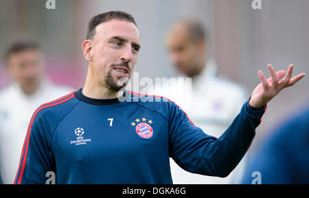 Muenchen, Germania. 22 ottobre, 2013. Il Bayern player Franck Ribéry è visto durante un allenamento in Muenchen, Germania, martedì, 22 ottobre 2013, prima del FC Bayern Muenchen vs FC Viktoria Plzen Champions League Soccer Match. (CTK foto/Michal Kamaryt) Credito: CTK/Alamy Live News Foto Stock