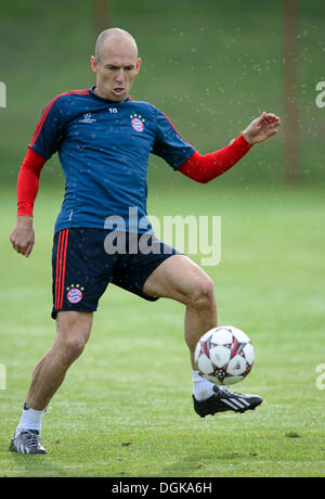 Muenchen, Germania. 22 ottobre, 2013. Il Bayern player Arjen Robben è visto durante un allenamento in Muenchen, Germania, martedì, 22 ottobre 2013, prima del FC Bayern Muenchen vs FC Viktoria Plzen Champions League Soccer Match. (CTK foto/Michal Kamaryt) Credito: CTK/Alamy Live News Foto Stock