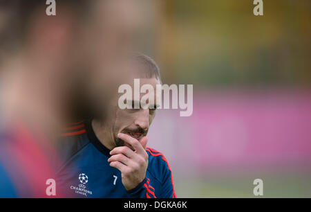 Muenchen, Germania. 22 ottobre, 2013. Il Bayern player Franck Ribéry è visto durante un allenamento in Muenchen, Germania, martedì, 22 ottobre 2013, prima del FC Bayern Muenchen vs FC Viktoria Plzen Champions League Soccer Match. (CTK foto/Michal Kamaryt) Credito: CTK/Alamy Live News Foto Stock