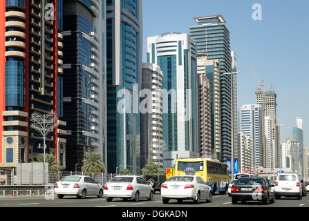 Il traffico su Sheikh Zayed Road a Dubai. Foto Stock