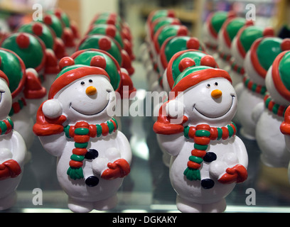 Pupazzo di neve commestibile torta e addobbi per l'albero in una vetrina a Oxford mercato coperto. Foto Stock
