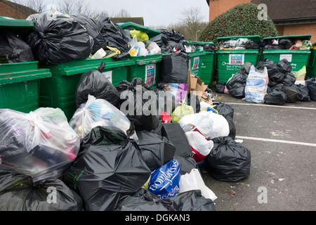 Un traboccante di riciclaggio dei rifiuti al punto di alloggiamento Peachcroft Estate a Abingdon. Foto Stock