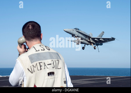 Segnale di atterraggio ufficiale assegnato all'Scacchiere di Marine Fighter Attack Squadron (VMFA) 312, comunica con il pilota o Foto Stock