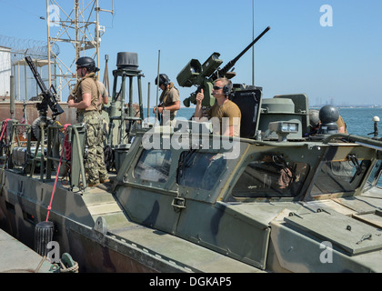 Supporto navale attività BAHRAIN (ott. 16, 2013) Riverines, assegnato al comando fluviali barche (RCB) di comandante, gruppo di attività Foto Stock