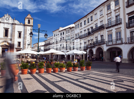 Praca do Giraldo square e Santo Antao chiesa nella città vecchia di Evora. Foto Stock