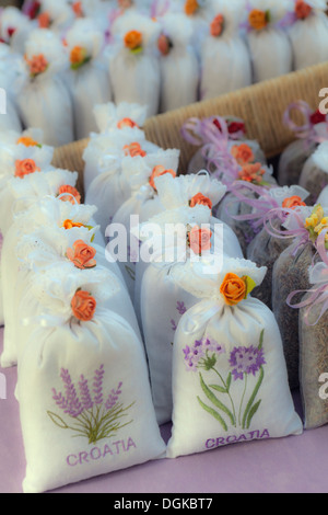 Sacchetti di lavanda sul display su un mercato in stallo a Rovigno. Foto Stock