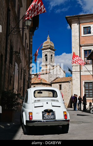 Un vintage Fiat 500 auto parcheggiate sulle strade medievali di San Quirico d'Orcia. Foto Stock