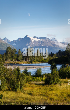 Il fiume Kenai si piega e si snoda lungo le montagne dell'Alaska Foto Stock