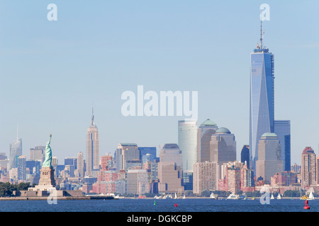 Una vista dello skyline della Statua della Libertà, l'Empire State Building, la torre di libertà e di New York City. Foto Stock