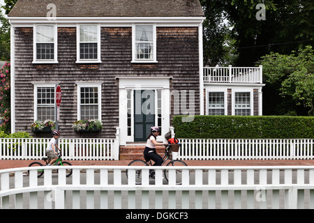 I ciclisti nella città di Nantucket. Foto Stock