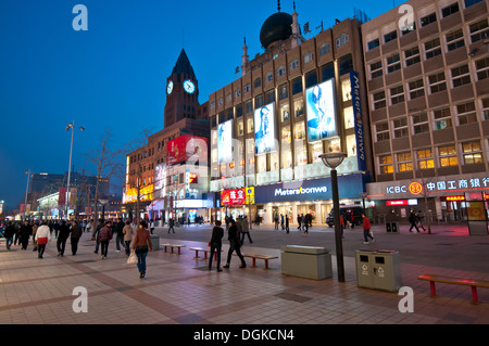 Famosa strada dello shopping - Wangfujing Street, Dongcheng District, Pechino, Cina Foto Stock