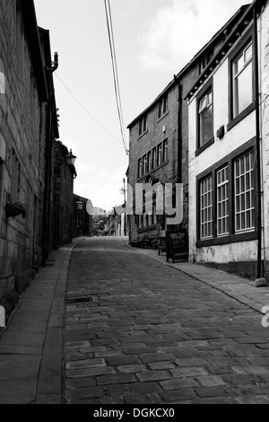 Stretta viuzza acciottolata, Il White Lion pub, Heptonstall, West Yorkshire, Inghilterra, Regno Unito Foto Stock