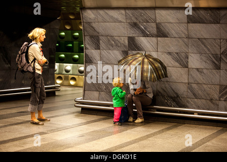 Stazione metropolitana di Praga stazione Malostranska passeggeri famiglia donna bambino Foto Stock