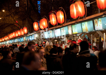 La Donghuamen Night Market (notte snack street) situato all'estremità nord di Wangfujing di Pechino, Cina Foto Stock