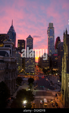 Philadelphia skyline del centro città quartiere al tramonto. In Pennsylvania, Stati Uniti d'America. Foto Stock