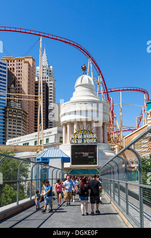 Ingresso per il New York-New York hotel e casino attraverso Tropicana Avenue passerella, Las Vegas Boulevard, Las Vegas, Nevada, STATI UNITI D'AMERICA Foto Stock