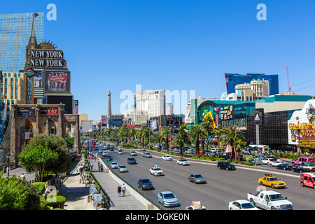 Las Vegas Boulevard South (striscia) guardando a nord dalla New York-New York Hotel e Casino, Las Vegas, Nevada, STATI UNITI D'AMERICA Foto Stock