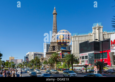 Las Vegas Boulevard South (striscia) guardando verso il Paris Las Vegas Hotel e Casino, Las Vegas, Nevada, STATI UNITI D'AMERICA Foto Stock