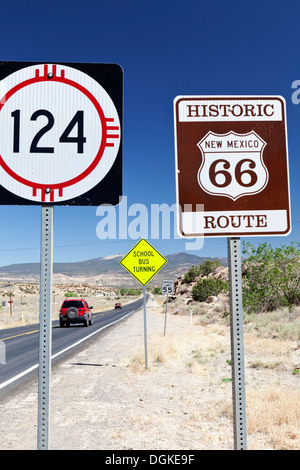 Cartelli stradali lungo la strada sul vecchio tracciato 66 vicino a borse di studio in New Mexico. Foto Stock