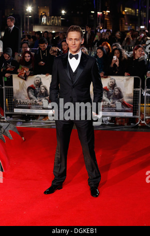 Tom Hiddleton assiste la premiere di Thor: il mondo oscuro di Odeon Leicester Square su ottobre 22, 2013 a Londra, Inghilterra. Foto Stock