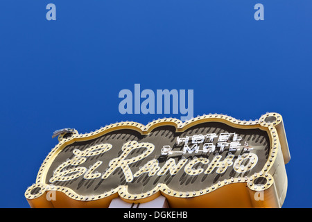 Neon pubblicità segno il famoso El Rancho Hotel e Motel di Gallup nel New Mexico. Foto Stock